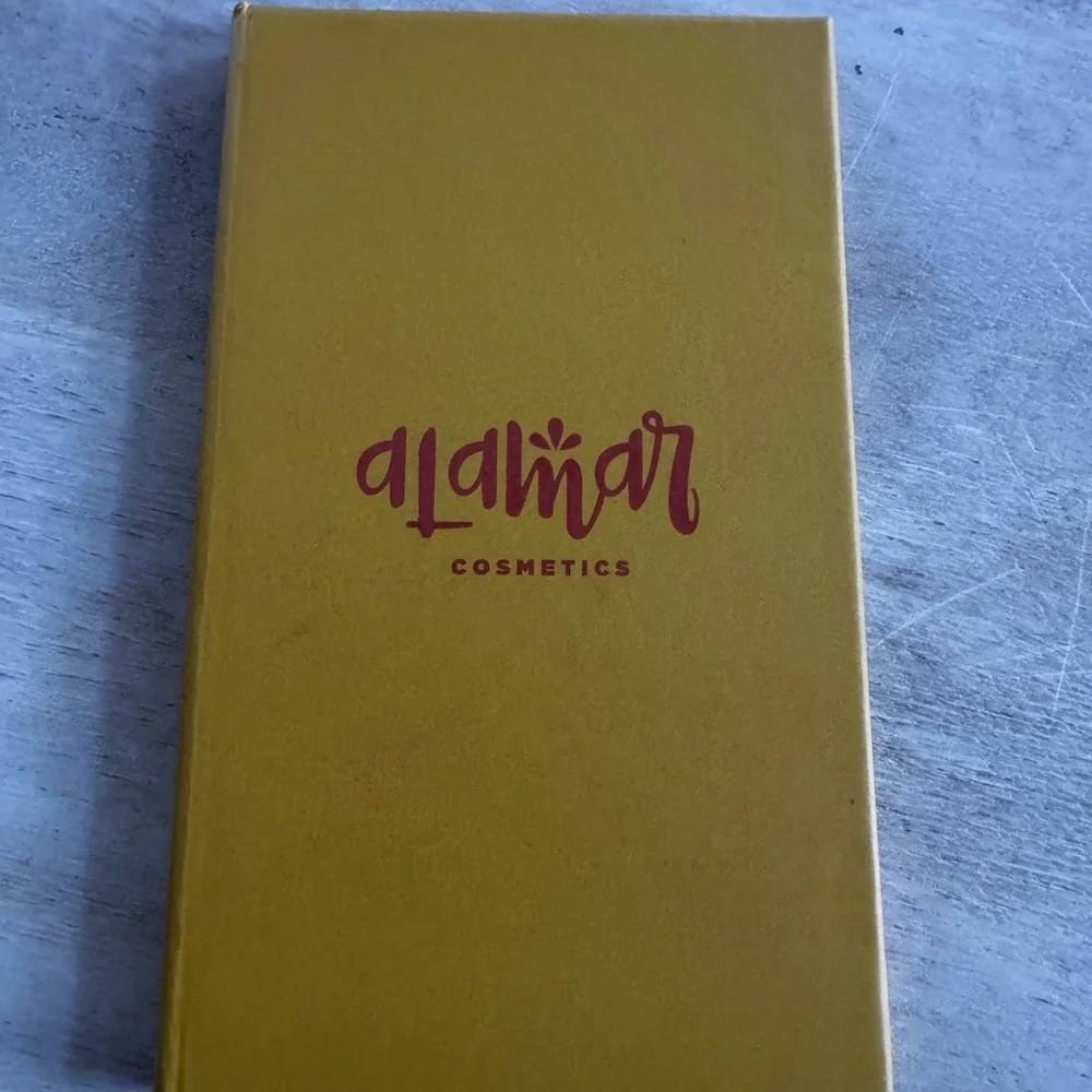 Alamar Cosmetics Reina Del Caribe Vol. 1 Eyeshadow Palette - Picture 2 of 3